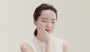 平時使用的肌膚護理化妝品更易滲透※1！實際體會肌膚的水潤和彈性。打造細紋不明顯的肌膚※3
