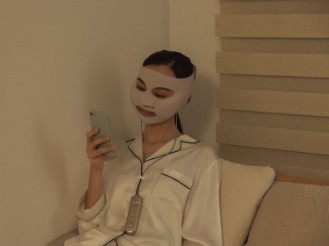 邊使用手機邊美容